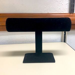 Bead Landing Black Bracekete Stand